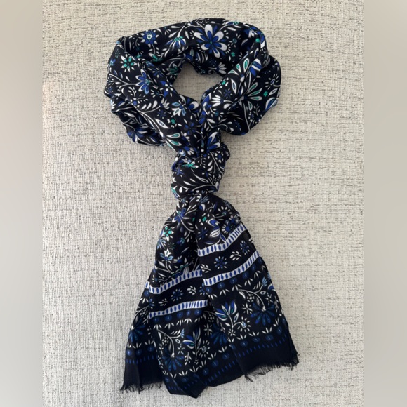 LOFT Festive Floral Patterned Scarf - Picture 4 of 7